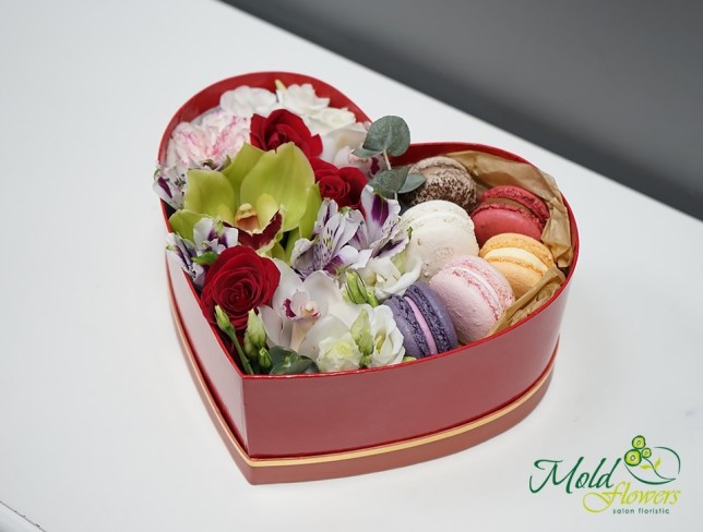 Красная коробка- сердце с макарунами, орхидеями, розами, альстромериями и хризантемами фото